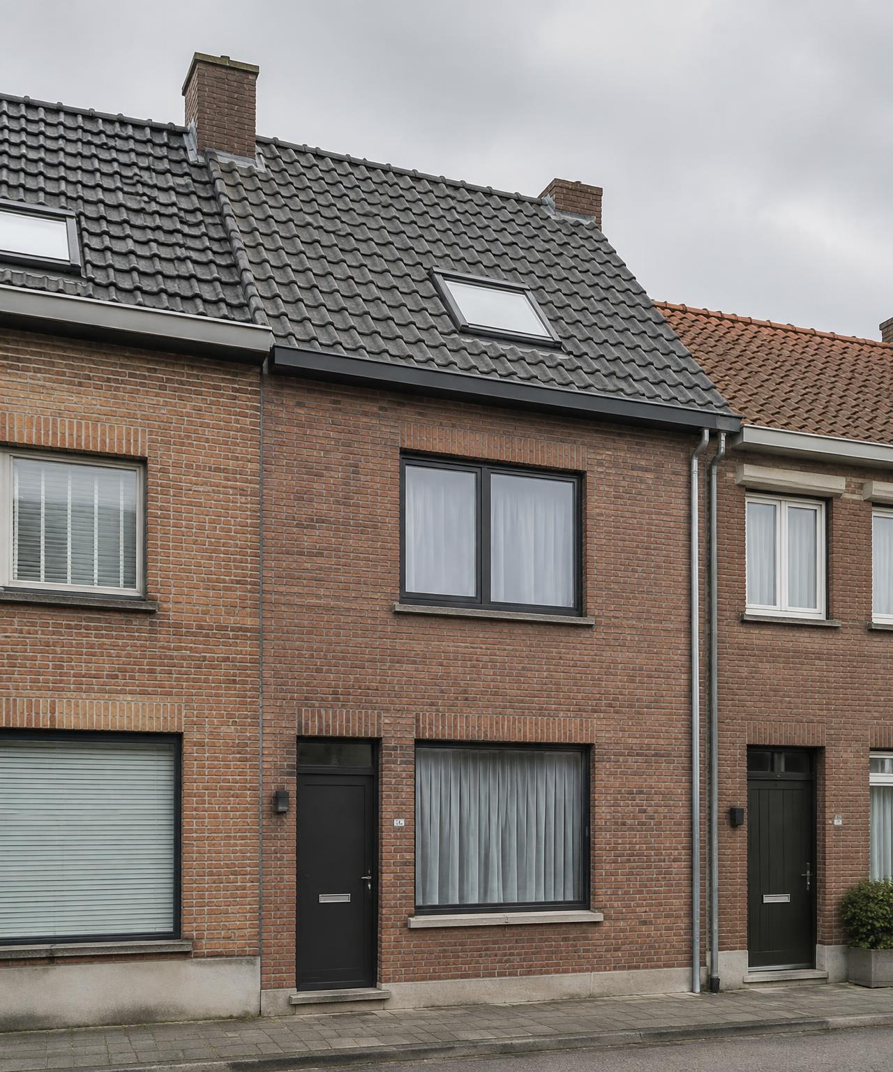 Illustratief beeld: Vlaamse bakstenen rijwoning met hellend pannendak